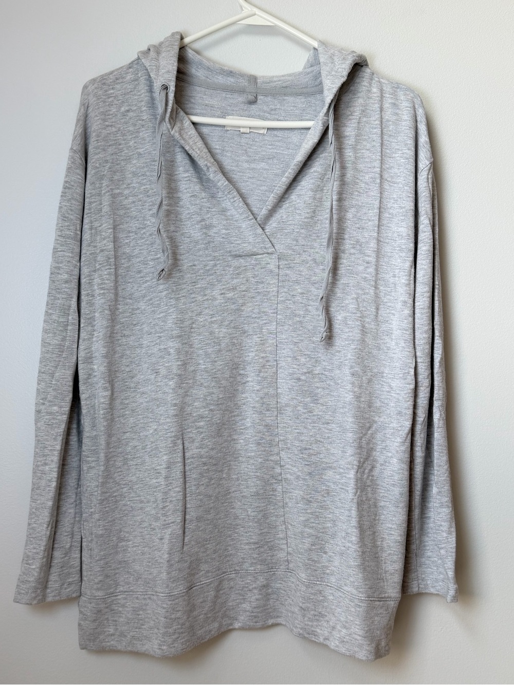 Lou & Grey V-neck Hooded Pullover Sweater in Gray Size Medium